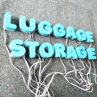 3D dão forma a letras do metal da pintura da cor com propaganda exterior das luzes