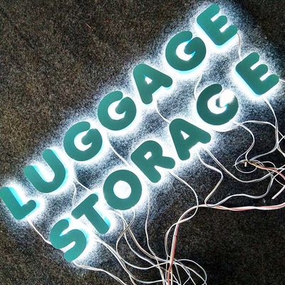 3D dão forma a letras do metal da pintura da cor com propaganda exterior das luzes