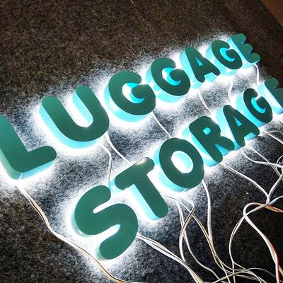 3D dão forma a letras do metal da pintura da cor com propaganda exterior das luzes