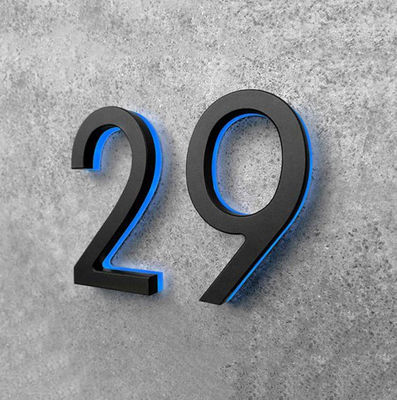 Iluminação de prata do halo dos números e das letras da porta da casa do metal da escova