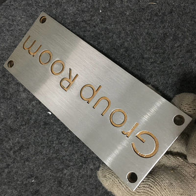 Os sinais de número da casa modernos do nome da sala do escritório iluminaram não