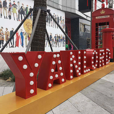 Luzes gigantes iluminadas exteriores das letras do famoso que galvanizam