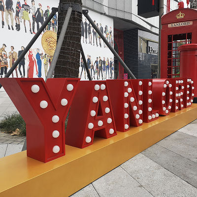 Luzes gigantes iluminadas exteriores das letras do famoso que galvanizam