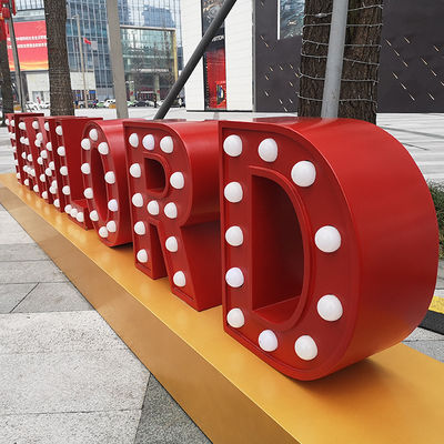 Luzes gigantes iluminadas exteriores das letras do famoso que galvanizam