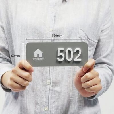 Letras acrílicas brancas inspiradas do alfabeto que anunciam letras acrílicas fabricadas