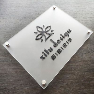 Letras acrílicas brancas inspiradas do alfabeto que anunciam letras acrílicas fabricadas