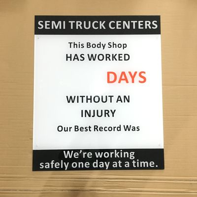 o laser 3d cortou o ouro acrílico do sinal da letra pintou o nome selecionado de seda da loja