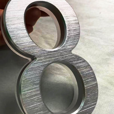 O preto retroiluminado acrílico do sinal da letra da propaganda 3D pintou a espessura de 12cm