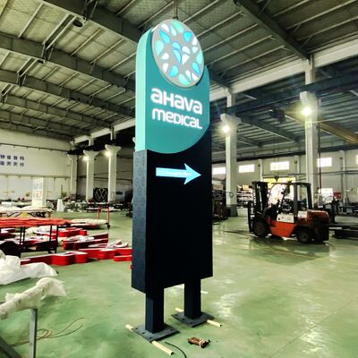 Serviços de sinalização de cartas 3D oferecendo soluções de sinalização personalizadas para hotelaria de varejo e marca corporativa