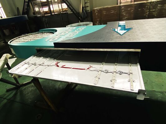 Serviços de sinalização de cartas 3D oferecendo soluções de sinalização personalizadas para hotelaria de varejo e marca corporativa