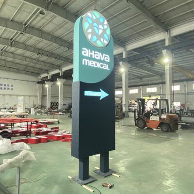 Serviços de sinalização de cartas 3D oferecendo soluções de sinalização personalizadas para hotelaria de varejo e marca corporativa