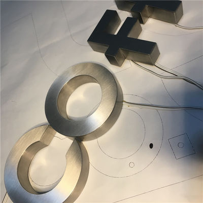 As letras de canal retroiluminadas acrílicas da resina personalizaram 12VDC cromado escovado