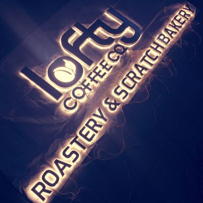 As letras de canal retroiluminadas acrílicas da resina personalizaram 12VDC cromado escovado