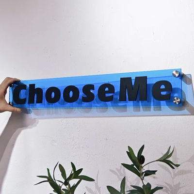 Letras acrílicas brancas inspiradas do alfabeto que anunciam letras acrílicas fabricadas