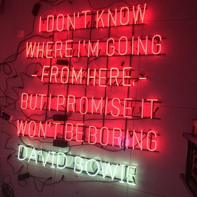 Sinais claros de néon da palavra dos quadros do metal da decoração da loja para a parede