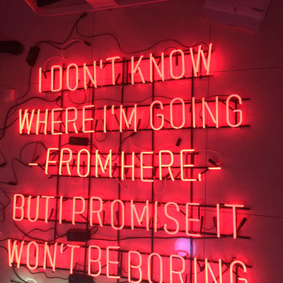 Sinais claros de néon da palavra dos quadros do metal da decoração da loja para a parede