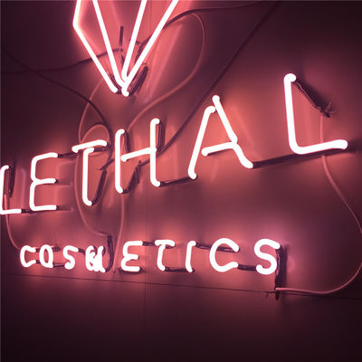 A loja Logo Custom Neon Sign Glass dos cosméticos fez letras de canal de néon cor-de-rosa