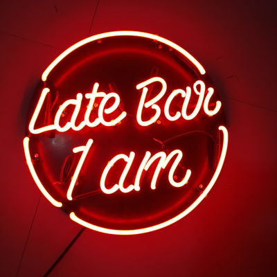 Anunciando a caixa de luz feita sob encomenda do sinal de néon da barra com a montagem da parede do encosto