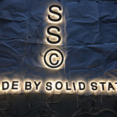 O alfabeto exterior conduziu letras do sinal do Lit do halo do quadro indicador das luzes da letra