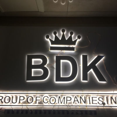 O alfabeto exterior conduziu letras do sinal do Lit do halo do quadro indicador das luzes da letra