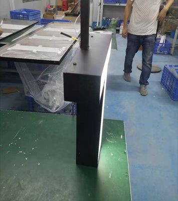 A letra acrílica do metal da montagem 3D do teto assina a pintura preta para a parede