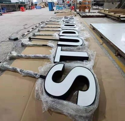 A letra acrílica do metal da montagem 3D do teto assina a pintura preta para a parede