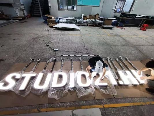 A letra acrílica do metal da montagem 3D do teto assina a pintura preta para a parede