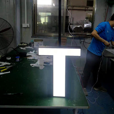 A letra acrílica do metal da montagem 3D do teto assina a pintura preta para a parede